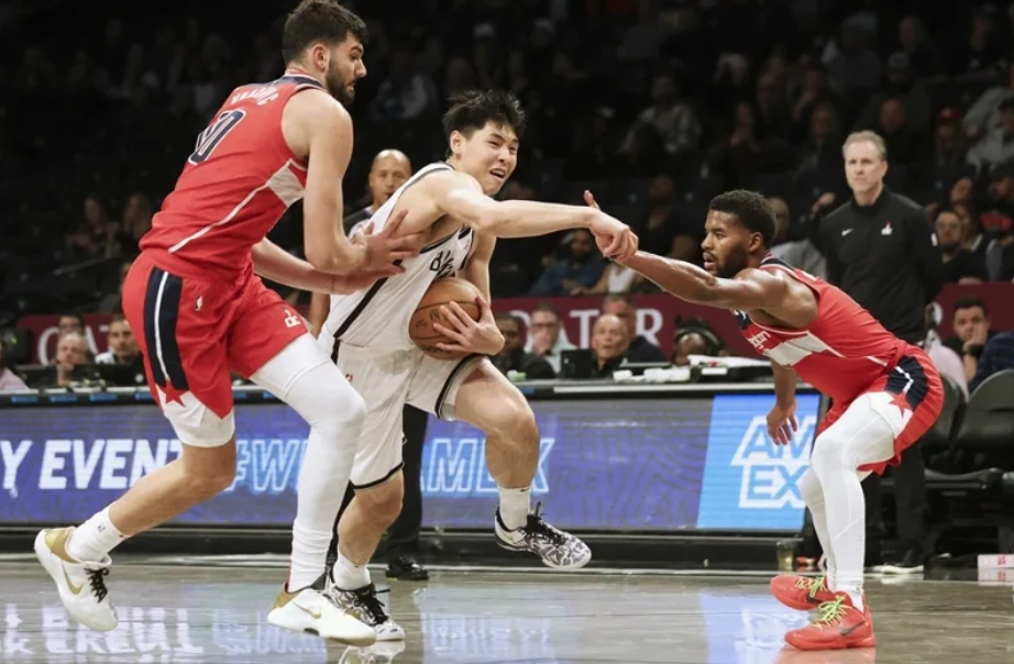 NBA/Kuzma hạ gục Simmons nhưng lại ném quả bóng