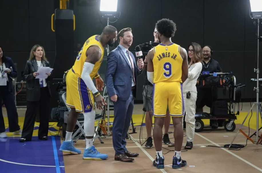 NBA/LeBron James cho biết việc hai cha con chơi cùng một đội